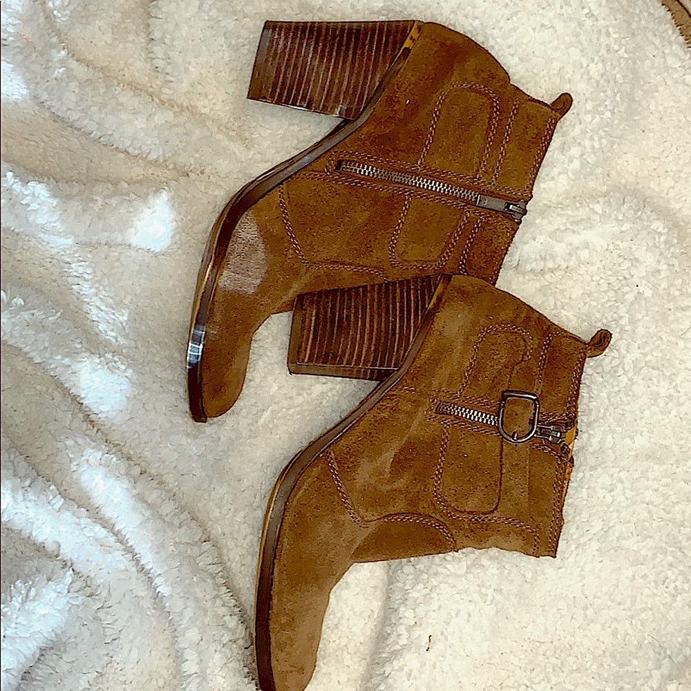 🍀Lucky Brand 4in ankle bootie in suede